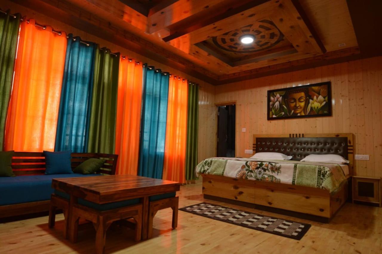 The Alpinist Cafe And Retreat Hotell Kaza Eksteriør bilde