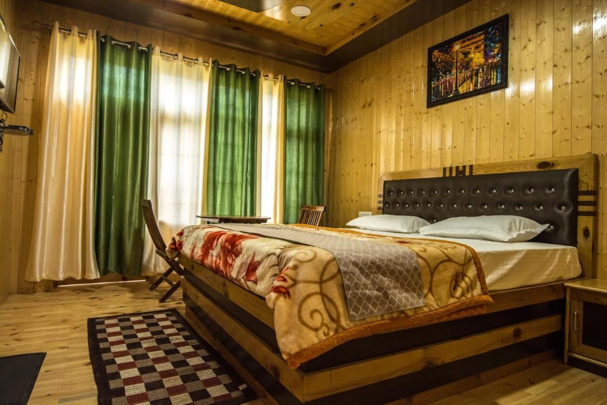 The Alpinist Cafe And Retreat Hotell Kaza Eksteriør bilde