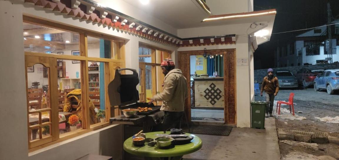 The Alpinist Cafe And Retreat Hotell Kaza Eksteriør bilde