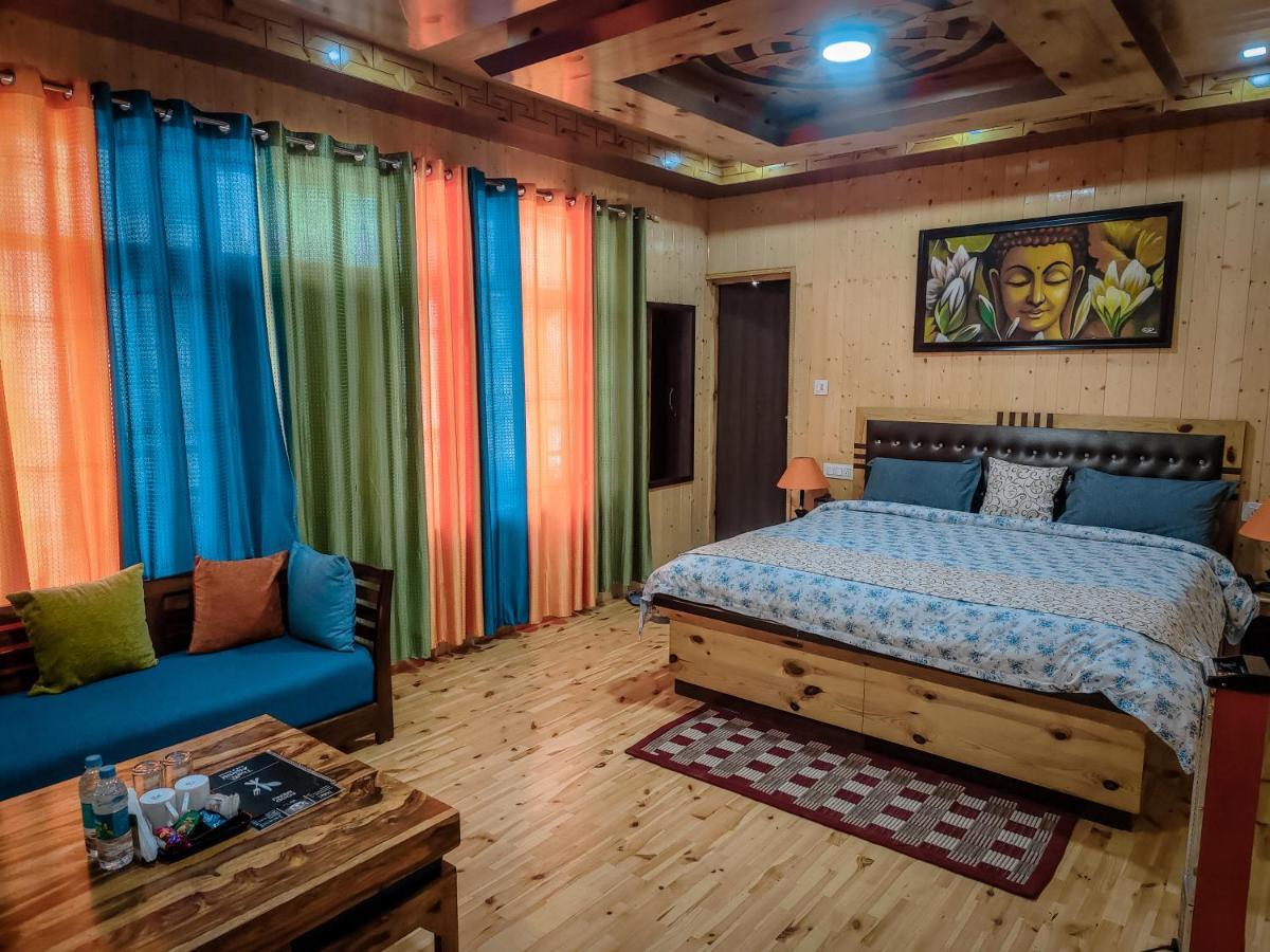 The Alpinist Cafe And Retreat Hotell Kaza Eksteriør bilde