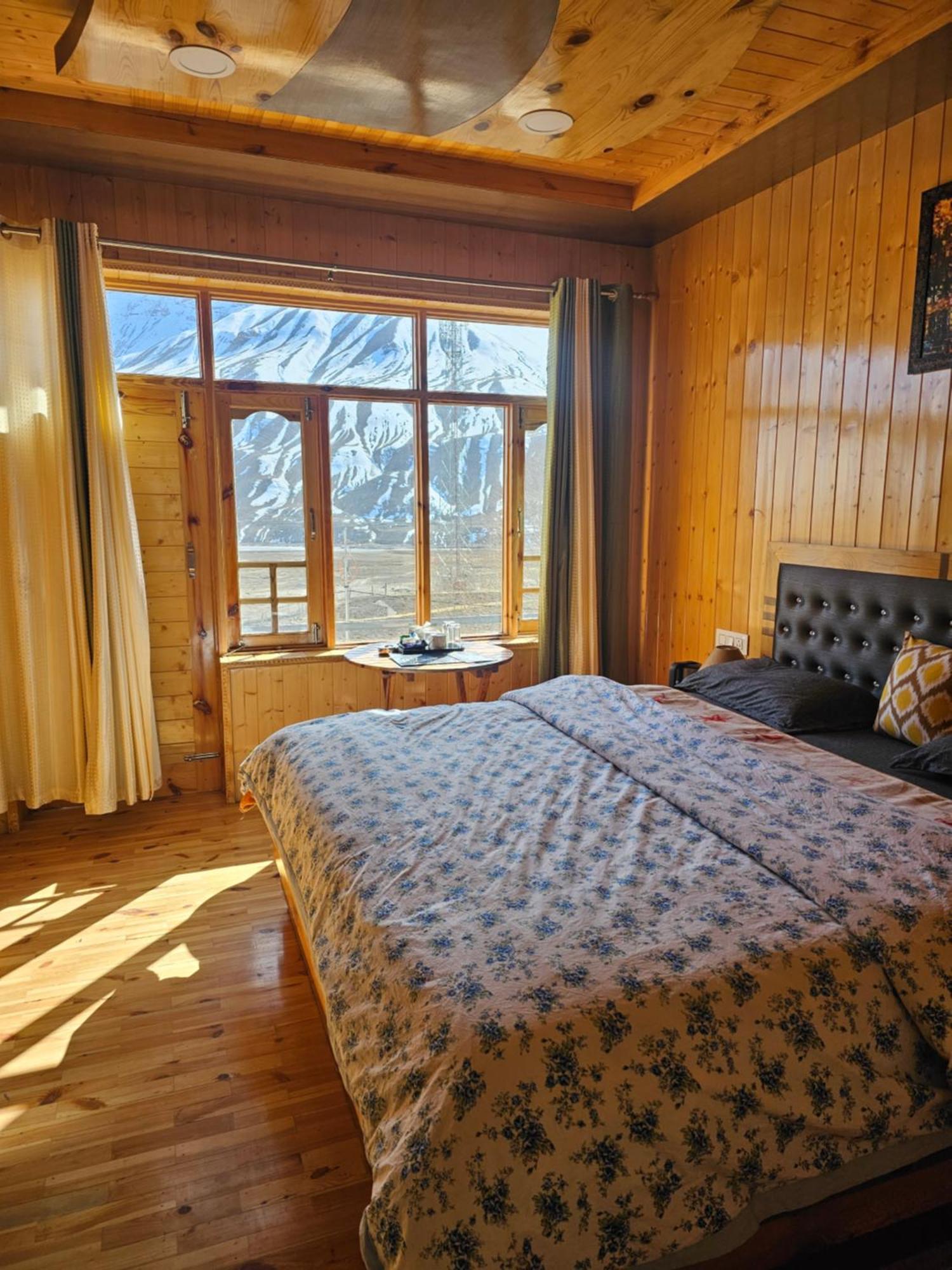 The Alpinist Cafe And Retreat Hotell Kaza Rom bilde