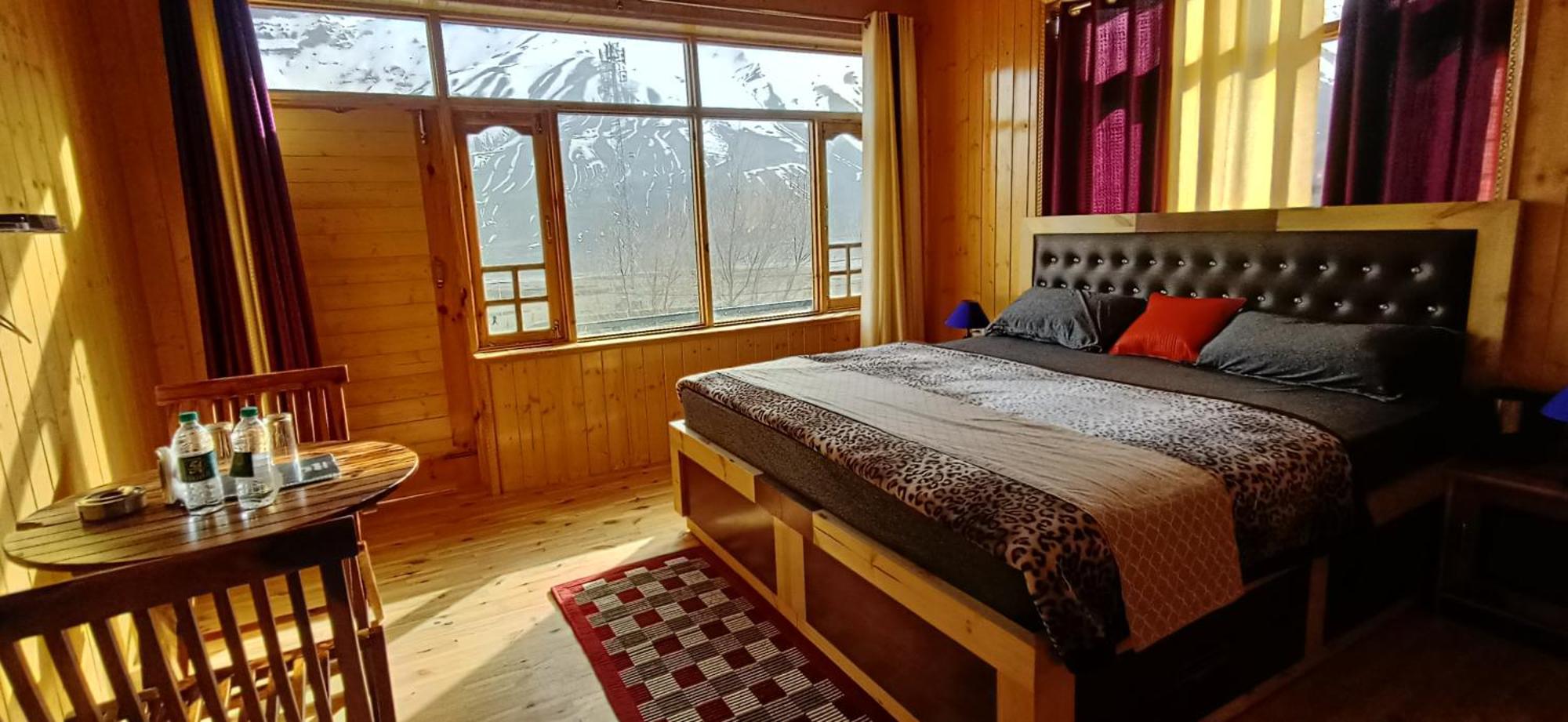The Alpinist Cafe And Retreat Hotell Kaza Rom bilde