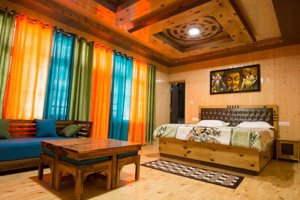 The Alpinist Cafe And Retreat Hotell Kaza Eksteriør bilde