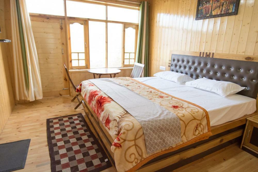 The Alpinist Cafe And Retreat Hotell Kaza Eksteriør bilde